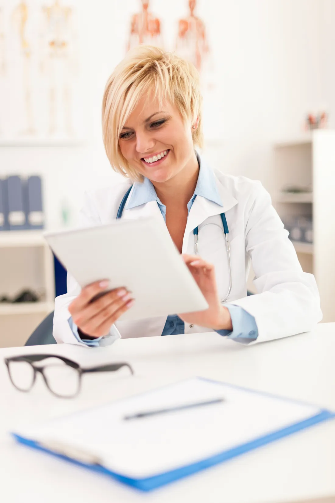 Médica usando um tablet no consultório